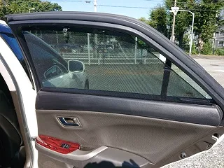 手動式リヤドアサンシェード